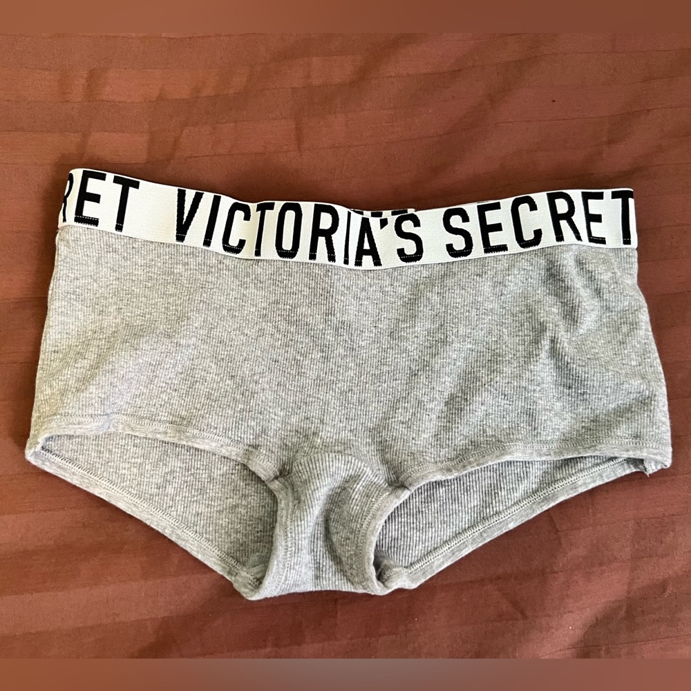 Victoria's Secret Gray Women's BoyShorts
Size M
EUC